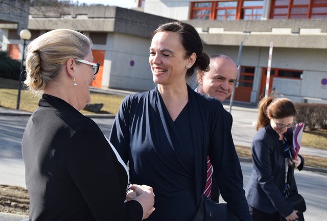 BAfEP-Direktorin Barbara Györog begrüßt die Bundesministerin für Bildung Sonja Hammerschmid.