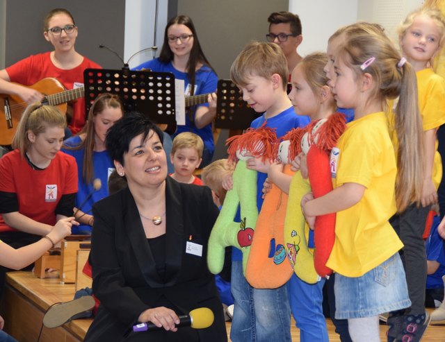 Die Hort-Kinder präsentieren das Alphabet mit einem bezaubernden Gedicht.