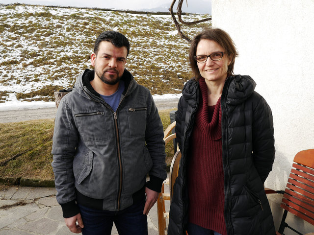 Chlach A. mit Gastgeberin Annemarie Fritz, Bäuerin aus Mutters – nachdem Aussicht auf Nachholung der Familie besteht, ist eine größere Wohnung erforderlich! | Foto: Grüne Gruppe Mutters