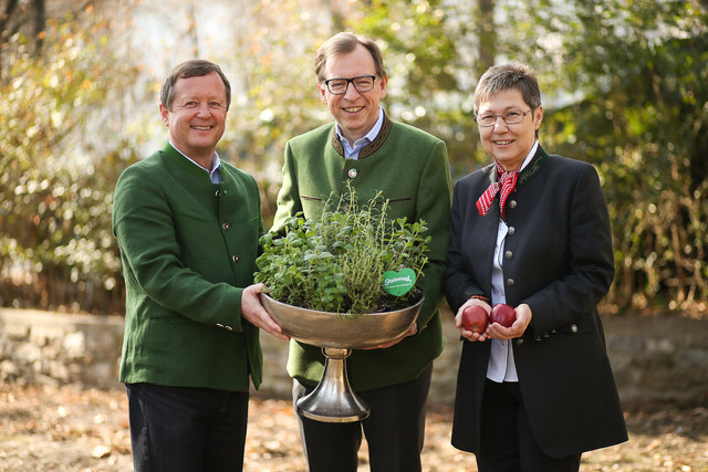 Präsentation des Sommerprogramms 2017: Steiermark Tourismus Geschäftsführer Erich Neuhold, Wirtschaftslandesrat Christian Buchmann und Gerti Krobath, Geschäftsführerin der Heiltherme Bad Waltersdorf setzen auf "Grünkraft Steiermark". | Foto: Steiermark Tourismus/Bernhard Loder