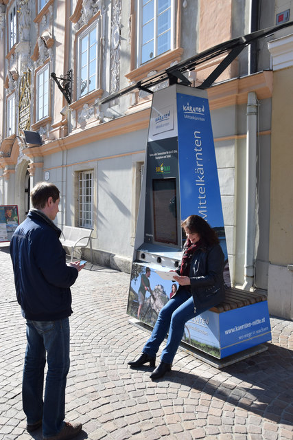 Die Nutzung von kostenlosen Internet ist nun am St. Veiter Hauptplatz möglich. Die Solartankstelle dient als WLAN-Hotspot | Foto: Stadt St. Veit