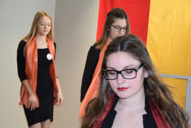Die Schülerinnen boten ein tolles Rahmenprogramm und zeigten somit, dass sie ihr neues Schulgebäude wahrlich verdient haben.