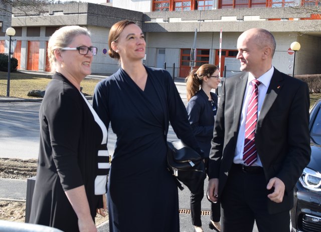 Bundesministerin Sonja Hammerschmid strahlt beim Anblick der neuen Bildungsanstalt für Elementarpädagogik.