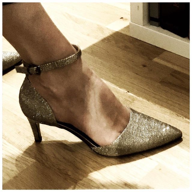 Skurril: Dieses Paar glitzernder High Heels löste eine Diskussion in der Gablitzer Ortspolitik aus.