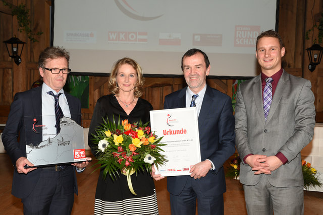 Sonderpreis für Waizenauer Bauunternehmen für das familienfreundlichste Unternehmen, v.l. Landtagesabgeordneter Alfred Frauscher, Doris Vitale, Silvio Vitale (Waizenauer), Thomas Kramesberger (BRS)
