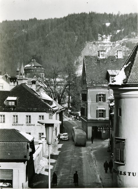 Der Gasthof Krone (links) musste der Neugestaltung des Platzes weichen | Foto: KK/Stadtarchiv Spittal