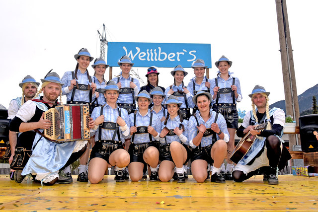Die „Weiiiber´s“ Larissa, Lorena u. Liana Engensteiner, Sylvia Knabl, Anneliese Riedl, Sonja Gstraunthaler, Sara Egger, Martina Wallner, Jaqueline Larcher, Carina Jäger, Sabine Erhart (Weiiiber´s Tante), Rebecca Kirchbaumer (Weiiiber´s Kontakt). | Foto: Thomas Hagele
