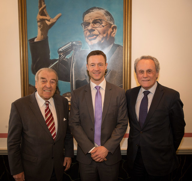 Robert Lichal, Gernot Blümel und Josef Höchtl vor einem Gemälde von Kanzler Leopold Figl. | Foto: privat