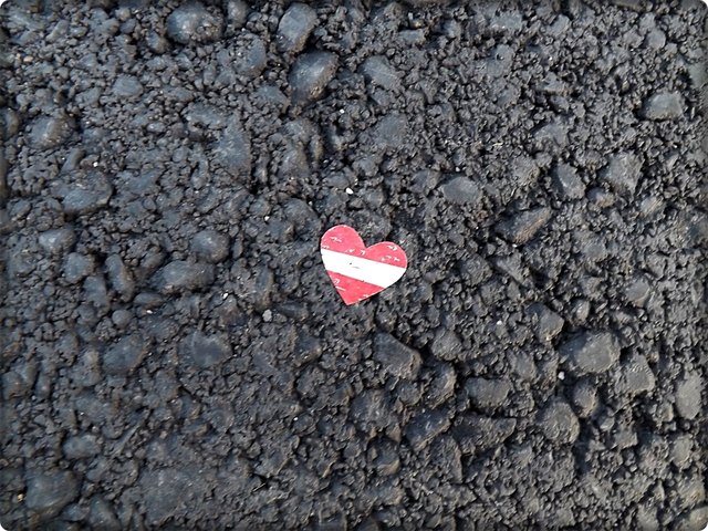 ich habe ein rot weis rotes Herz am Asphalt gefunden