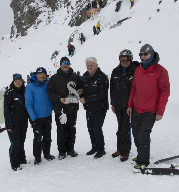 Übergabe des Kaunertal-Steinbocks als kleines Dankeschön für viel Drehjahre: Carmen Schuler (Kaunertaler Gletscherbahnen), Regisseur Jorgo Papavassiliou, Produktionsleiter Ingo Preuß, Eugen Larcher (GF Kaunertaler Gletscherbahnen), Hansjörg File (Betriebsleiter Kaunertaler Gletscherbahnen) und Aufnahmeleiter Herbert Ruf. | Foto: Kaunertaler Gletscherbahnen