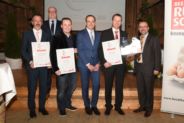 Nominiert in Kategorie 2: v.l. Christian Rakaseder und Peter Doblhammer (Hennlich, SD), Friedrich Werdecker (Elektroland, BR), Herbert Niedermayer (Partner des Innviertler Wirtschaftspreises), Walter Kohlbauer (AGS Engineering).