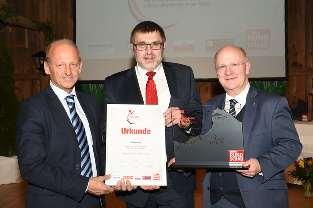 Promotech Geschäftsführer Günter Benninger (Mitte) nahm in Kategorie 3 die Trophäe mit nach Hause. Am Bild mit Gerhard Pichlmair (BRS) und Michael Rockenschaub (Generaldirektor Sparkasse Oberösterreich)