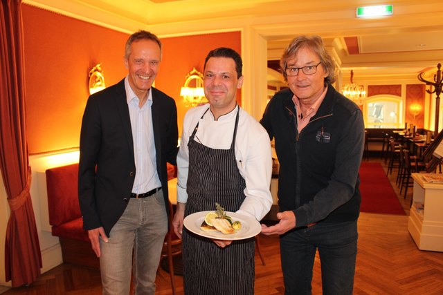 Fisch am Aschermittwoch: Robert Moser (Rotes Kreuz) mit dem Café-Sacher-Koch und Didi Constantini