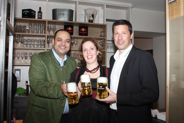 Maher und Barbara Azer mit Brauerei Baumgartner-Chef Gerhard Altendorfer.