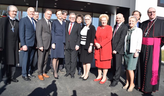 Superintendant Manfred Koch (li.), Bgm. Georg Rosner, LR Helmut Bieler, BM Sonja Hammerschmid, VizeBgm. Dietmar Misik, LH Hans Niessl, 3. LT-Präs. Ilse Benkö, Dir. Barbara Györök, LR Verena Dunst, LSR-Präsident Heinz-Josef Zitz, LAbg. Doris Prohaska, LAbg. Kurt Maczek, Diözesanbischof Ädidius Zsifkovics.