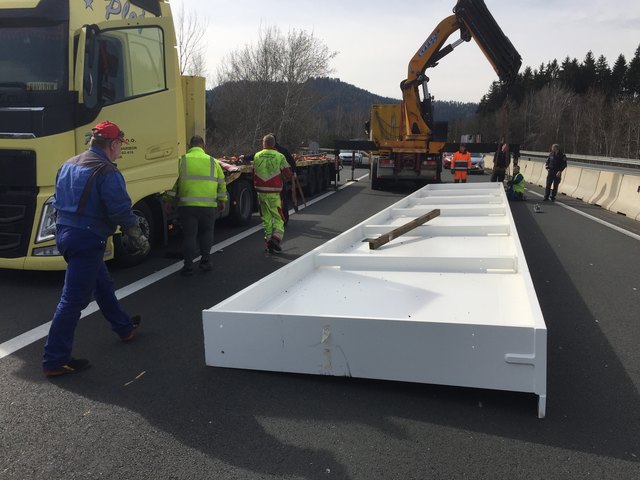 Laut Asfinag sei der 18 Tonnen schwere und 15 Meter lange Stahlträger am LKW nicht ausreichend gesichert gewesen | Foto: Asfinag