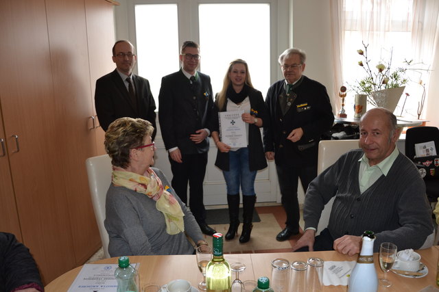 Am Bild: Jennifer Gressl wurde von Obm. Reinhard Graf geehrt. | Foto: Herbert Mraz