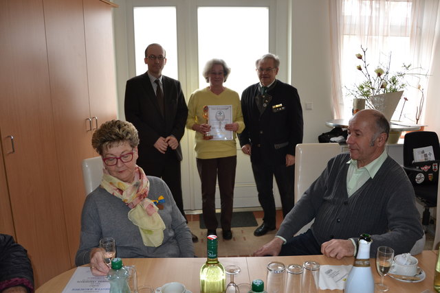 Am Bild: Elisabeth Peschina wurde von Obm. Reinhard Graf geehrt. | Foto: Herbert Mraz