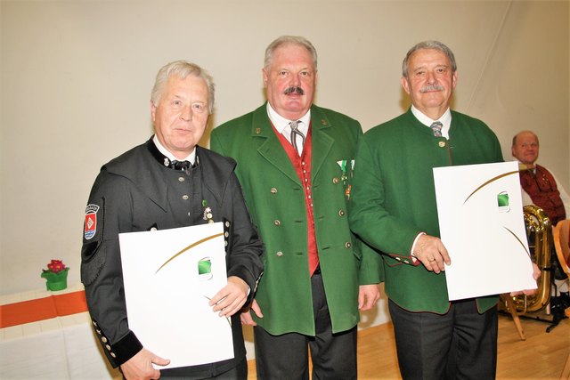 Bezirksobmann a.D. Norbert Arbesleitner (Bildmitte) mit den neuen Ehrenmitgliedern Harald Jantscher und Herbert Anhofer.