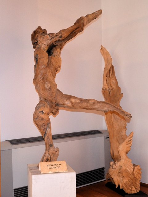 Eine der Giorgio-Benedetti-Skulpturen, die die Hasslacher-Verwaltungszentrale schmücken