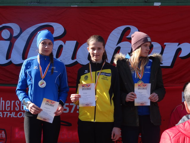 Anna Koch (Mitte) triumphierte bei den Kärntner Landesmeisterschaften im Crosslauf in Glainach/Ferlach | Foto: Roland Koch