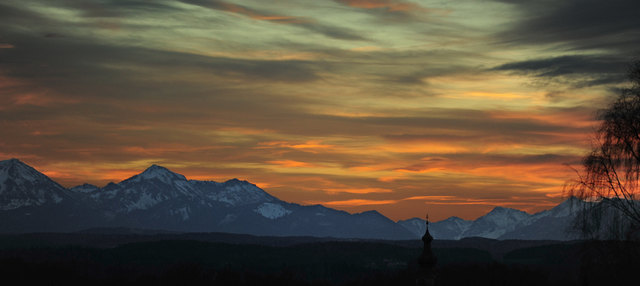 Blick von St. Pantaleon zum bayrischen Alpenvorland