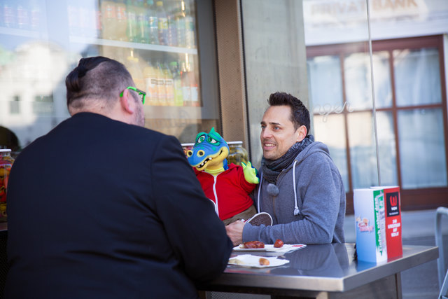 Entertainer Tricky Niki kam mit seiner Puppe Emil zum bz-Talk. | Foto: Gillmann