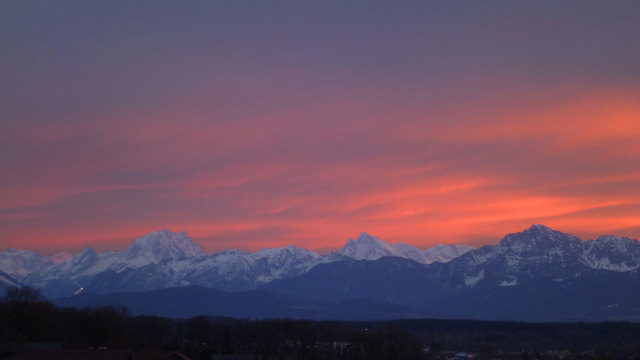 Von ferne grüßen Watzmann und Hochkalter. Aufnahmeort: Irlach