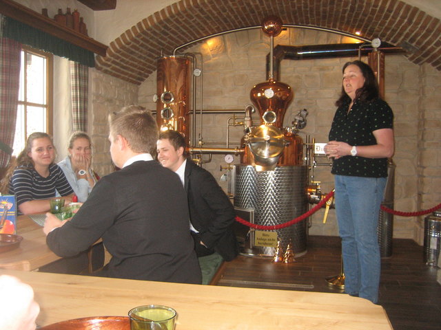 Holländische Gastschüler werden in die Geheimnisse des Schnapsbrennens eingeführt