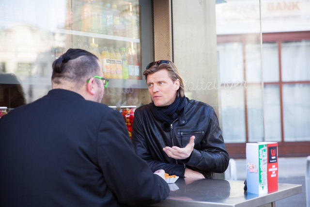 bz-Interview am Würstelstand: Vegetarier Gery Seidl verspeiste beim Bitzinger Kartoffeltascherl mit Sauce "Trara". | Foto: Gillmann