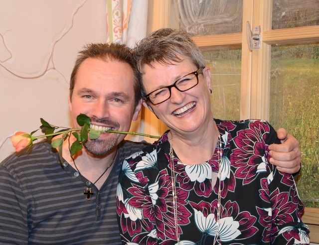 Die guten Seelen der Theatergruppe: Spielleitung Marika Langegger, Bühnen-Architekt Markus Salcher