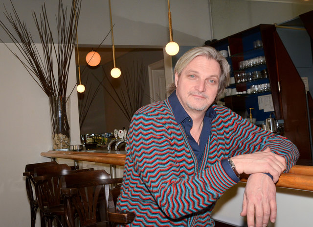 Beim bz-Interview im Café Berg: Schauspieler und Musiker Stefan Jürgens hat am Alsergrund seine zweite Heimat gefunden.