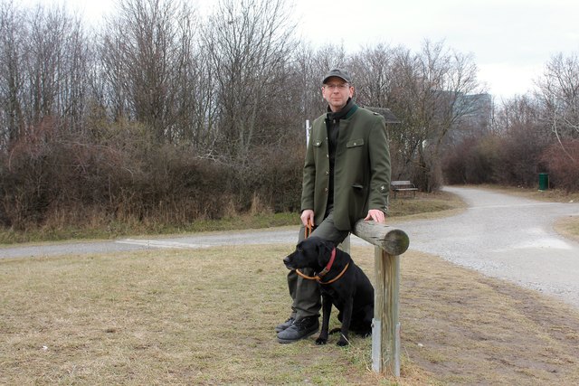 Alexander Faltejsek von der MA 49 mit seinem Hund Jonas am Wienerberg - dieses 123 ha große Erholungsgebiet wurde erst in den 1980ern geschaffen