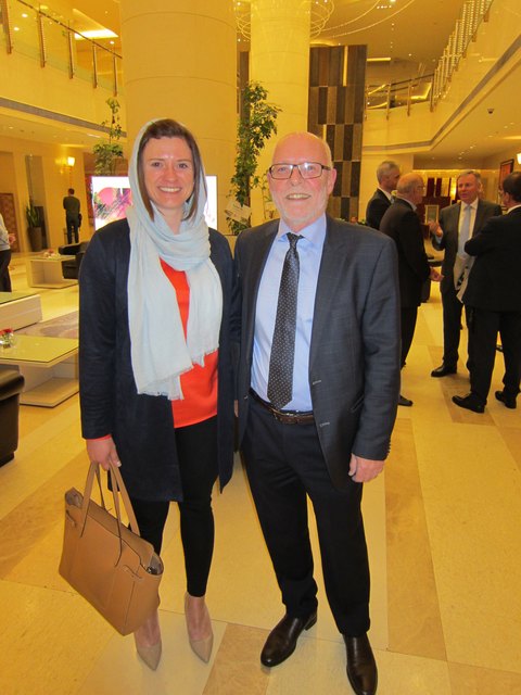 Die stellvertretende Wirtschaftskammer-Außenhandelsdelegierte in Teheran, Johanna Breinesberger, mit ihrem früheren Chef Markus Wiesner von Wiesner-Hager Möbel in Altheim.