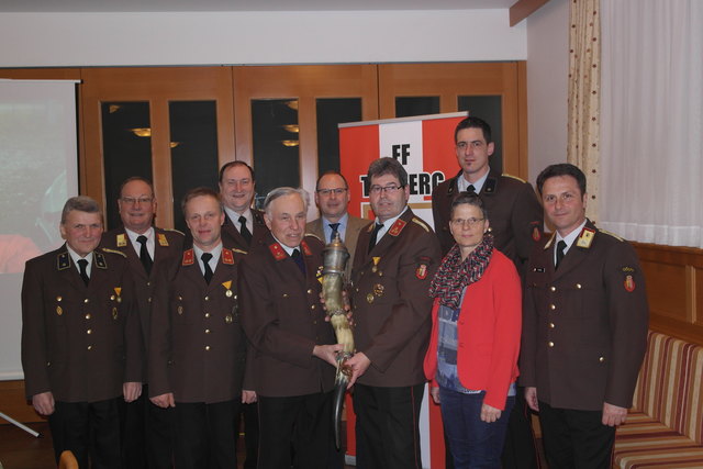 von links: Kassier Josef Pfleger, Abschnittskommandant Heinz Huber, Kommandant-Stellvertreter Martin Mayrhofer, Schriftführer Bernhard Atzmüller, Ehrenkommandant Lambert Ganglberger, Bürgermeister Josef Rathgeb, Kommandant Josef Koch, Gemeindevorstand Regina Atzmüller, Zeugwart Bernhard Hölzl, Landesfeuerwehrinspektor Karl Kraml.