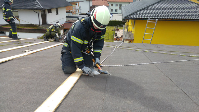 Starke Windböen beschädigten am 4. März gegen 11 Uhr in Kramsach das Dach eines Wohnhauses. Dabei fielen Teile des Abschlussbleches vom Dach, worauf großflächig die Flämmpappe an der Westseite des Daches aufgerissen wurde und drohte vom Dach zu stürzen. Die Feuerwehr Kramsach rückte mit 15 Einsatzkräften aus, um weiteren Schaden zu verhindern. | Foto: ZOOM.Tirol
