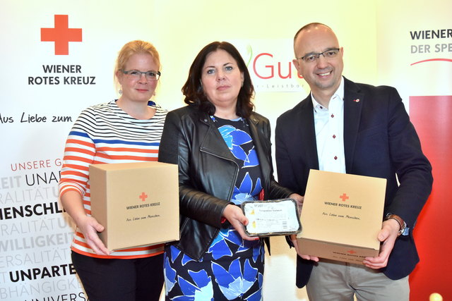 Margarita Gilswert-Sattler (Bereichsleiterin des Speisezustellers des Wiener Roten Kreuzes), Christina Kejik-Hopp (Vertriebsleitung Menümanufaktur) und Alexander Lang (Landesgeschäftsleiter des Wiener Roten Kreuzes) präsentierten bei der Pressekonferenz am 6. März ihre neue Produktlinie.