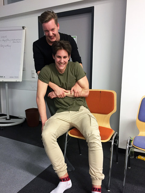 Tom van Loon und Martin Haffner (2BHK) beim üben des Rauteck-Griffs