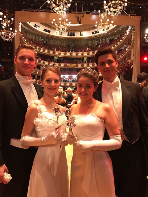 Andreas Hofstätter, Tina Zechl, Lisa Sigl und Niklas Lehner (von links) im überwältigenden Ballsaal. | Foto: privat