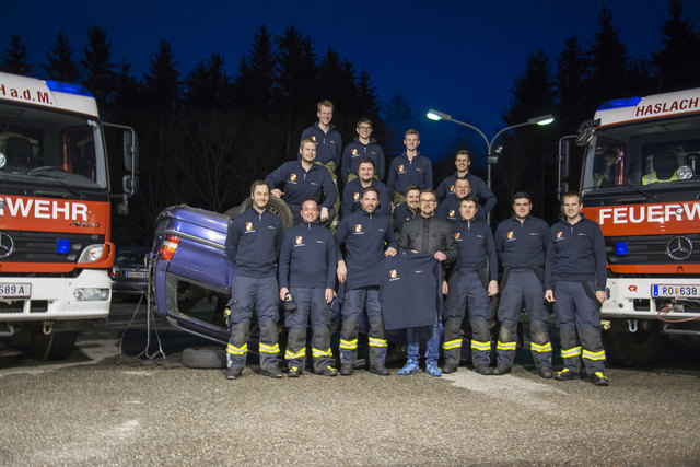Die Kameraden aus Haslach mit ihren neuen Pullovern. | Foto: Foto: privat