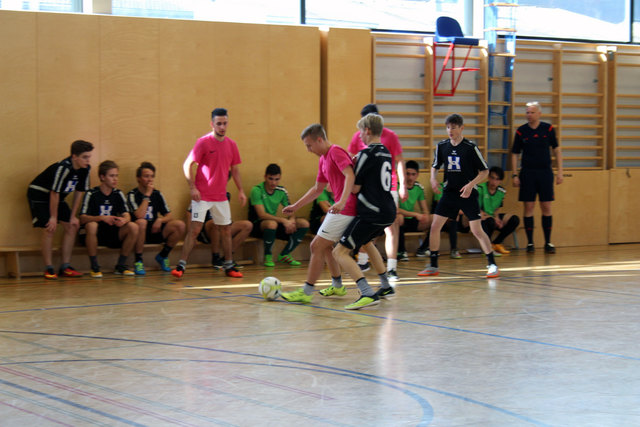 Die HAK Zell allstars (in rosa) gegen die Schüler der HTL Saalfelden.