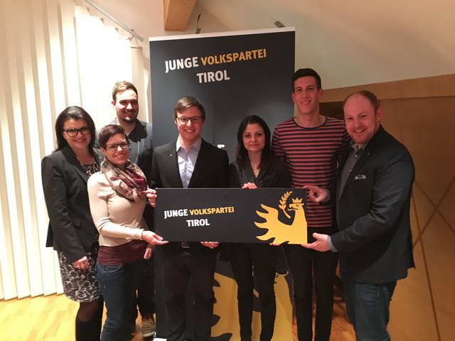 Gratulation dem neuen Team im Außerfern: v.l. Nationalratsabgeordnete Elisabeth Pfurtscheller, Claudia Geisler-Moroder, Pascal Winker, Johannes Schretter, Julia Sprenger, Fabian Posch und JVP-Landesobmann Dominik Schrott