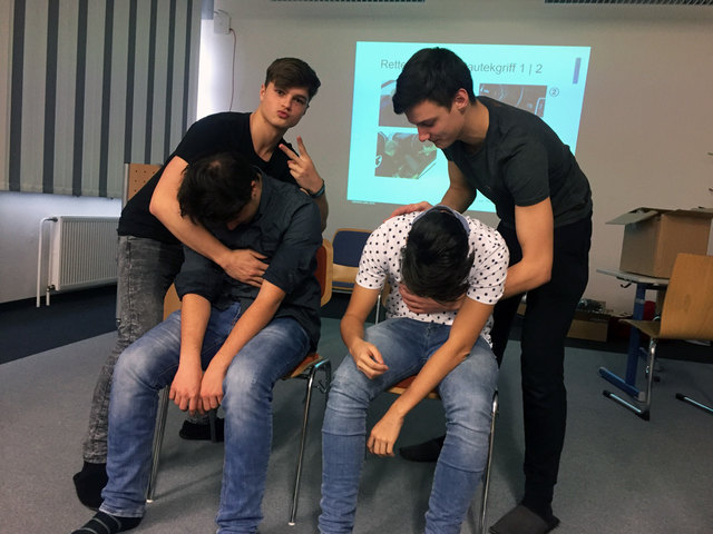 Hilfe ist unterwegs - Julian Jakober und Michael Trauner (von links) üben das Bergen aus dem Fahrzeug - vorerst noch im Lehrsaal.