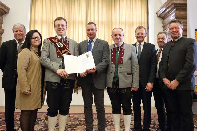 Thomas Stelzer (3.v.r.) ehrte den Musikverein Offenhausen, am Bild mit Bürgermeister Johann Stürzlinger (r.). | Foto: Daniel Kauder/Land OÖ
