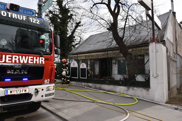 Das ehemalige Gasthaus "Zum Knusperhäuschen" stand in Flammen. | Foto: MA68 Lichtbildstelle
