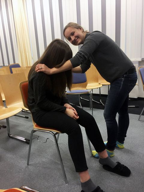 Fatima Delilovic übt mit Jovana Milovanovic (beide 3BHK)