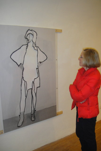 Leiterin des Kunstraumes pro arte Helga Besl bestaunt die Werke von Franz Bergmüller