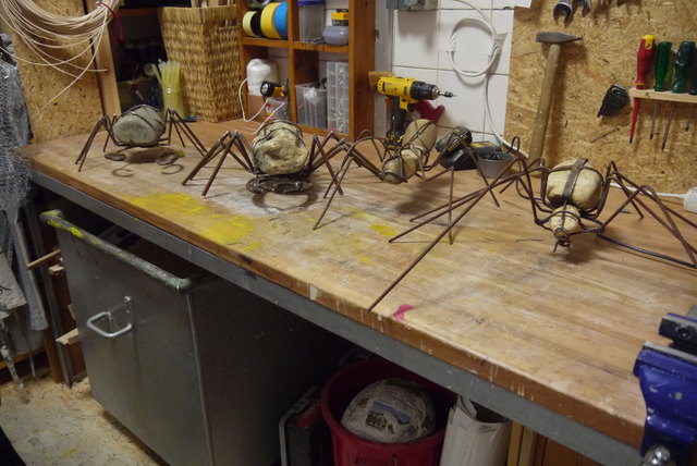 In der Werkstatt des Hobbykünstlers stehen viele Insekten.