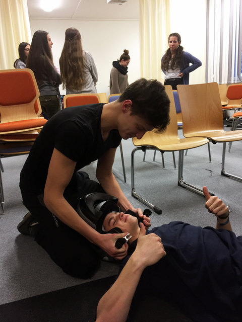 Michael Trauner nimmt seinem Kollegen Julian Jakober (beide 3BHK) den Sturzhelm ab.