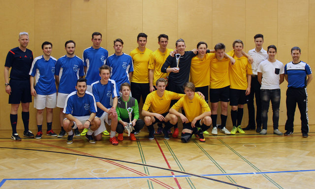Die Siegermannschaften HAK Salzburg 1 und BG/BRG Saalfelden mit der Turnierleitung (Schüler 3. HAK Eventmanagement) und Josh Holt (rechts) als sportlicher Leiter der Fußball-HAK.